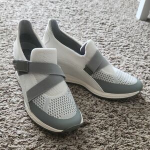 Baretraps Johanna 9M Women's Slip-On Wedge Sneakers